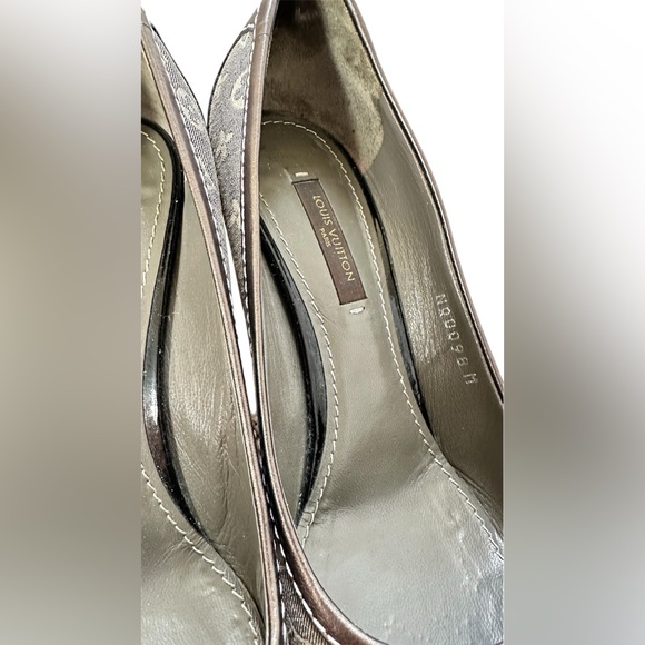 Louis Vuitton Elegant Gray and Black Heels - Picture 9 of 10